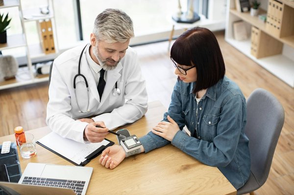 Comment se déroule le suivi des patients après un traitement vasculaire?